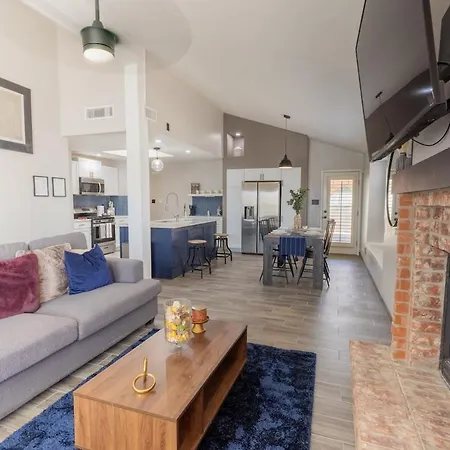 Stylish Escape 3Bdrm With Fireplace
